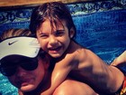 Mari Alexandre curte piscina com o filho: 'Eu e meu agarradinho'