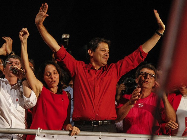 Fernando Haddad celebra a vitória ao lado de familiares e apoiadores na Avenida Paulista (Foto: Vagner Campos/G1)