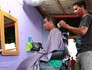 Barbearia ao ar livre atrai clientes em AL (Jonathan Lins/G1)