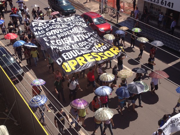 Professores marchando na Rua Cândido Mendes, Centro de Macapá (Foto: John Pacheco/G1)