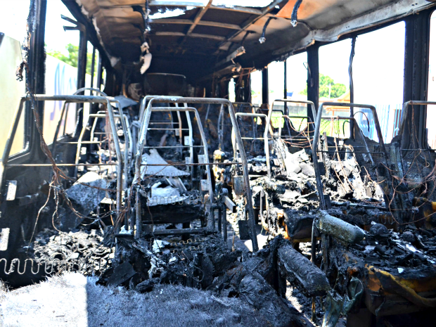 Ônibus também foi incendiado no bairro Belo Jardim II, em Rio Branco (Foto: Aline Nascimento/G1)