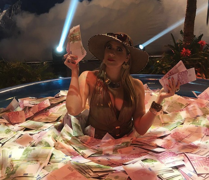 Dani Calabresa mergulhada numa piscina de dinheiro (Foto: Arquivo Pessoal)