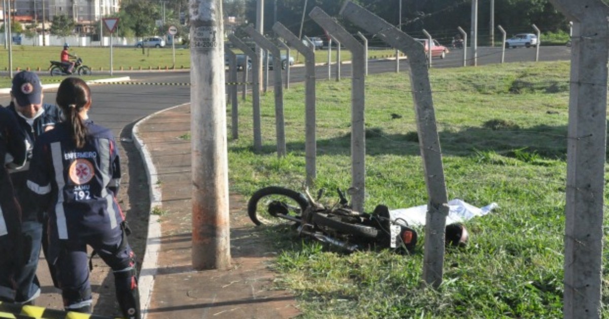 G1 Motociclista morre ao perder controle da direção e atingir poste