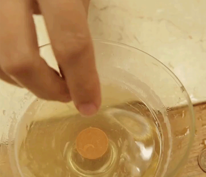 Limpar moedas com vinagre e sal: assista ao vídeo e veja o teste (Foto: Reprodução)
