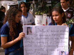 Amigas de Maria Alice levam cartaz ao enterro (Foto: Reprodução/TV Globo)