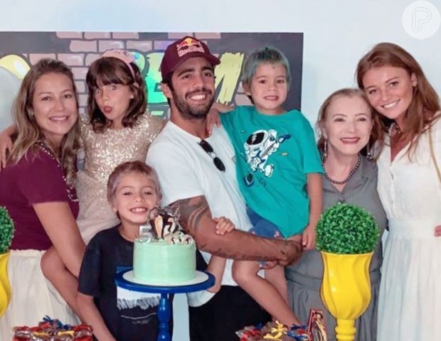 Luana Piovani e Pedro Scooby com os filhos e Cintia Dicker (Foto: Reprodução/Instagram)