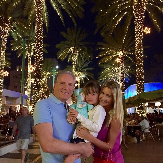 Roberto Justus com a filha Rafaella Justus e com a namorada, Ana Paula Siebert, em Miami, nos Estados Unidos (Foto: Instagram/ Reprodução)