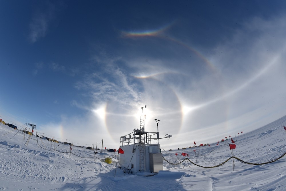 Instrumentos de campo instalados na Antártica Ocidental  (Foto: Colin Jenkinson, Australian Bureau of Meteorology)