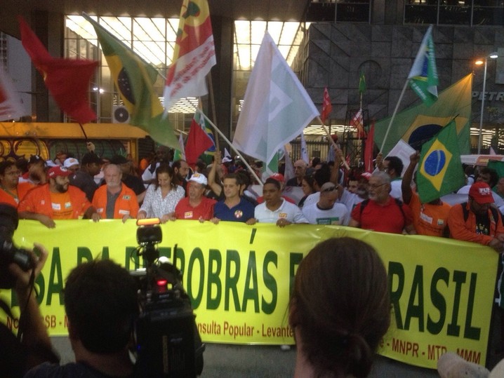 Manifestantes seguram faixa em frente à Petrobras
