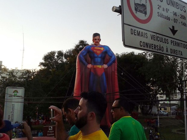 Manifestantes em Cuiabá colocaram um boneco do juiz federal Sérgio Moro vestido de Superman (Foto: André Souza/G1)