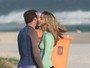 Roger Flores troca carinhos com a namorada em praia do Rio