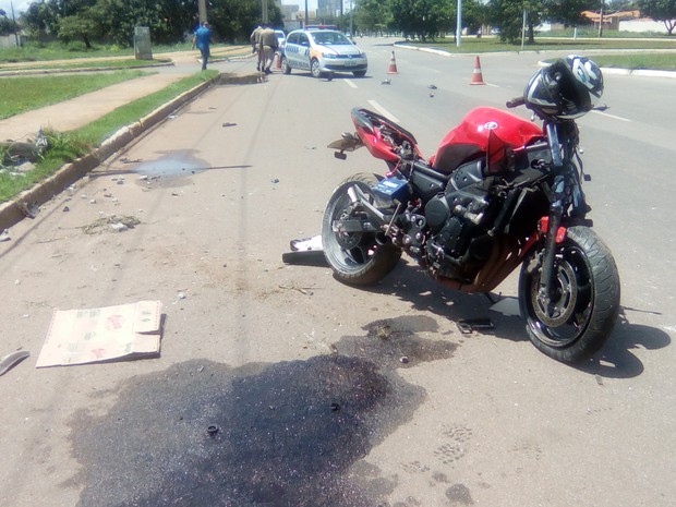 G Motociclista Perde O Controle Ap S Ser Atingido Por Carro E Quebra