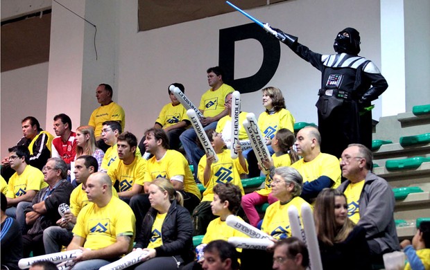Darth Vader agita a torcida do Brasil em Gramado (Foto: Zerosa Filho)
