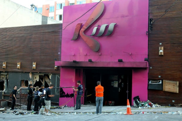 Policiais investigam a fachada da boate Kiss, em Santa Maria, no Rio Grande do Sul.  (Foto: Nabor Goulart/AP)