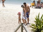 Thiago Lacerda vai a praia com a família