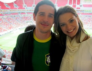 Pedro Neschling e Milena Toscano estádio mané garrincha (Foto: Fabrício Marques)
