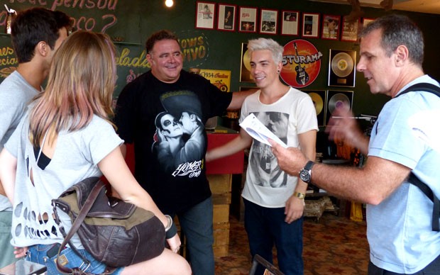 Di Ferrero ensaia no set com o eleco e o diretor Marcus Figueiredo (Foto: Foto: Malhação / TV Globo)