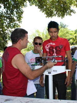Ivonaldo passa por pesagem antes da competição (Foto: Shara Alencar/GLOBOESPORTE.COM)