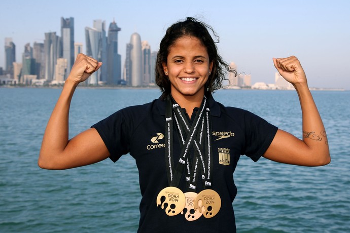 Etiene Medeiros, da natação, posa com medalhas em Doha (Foto: Satiro Sodré/SSpress)