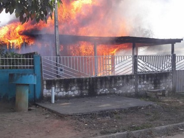Fogo foi visto por vizinhos de casa, em Machadinho (Foto: Machadinho Online/ Reprodução)