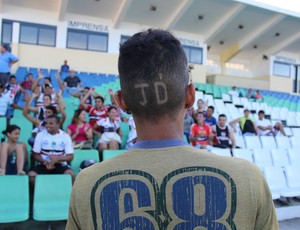 Para final, torcedor faz corte de cabelo em homenagem a Jó (Foto: Renan Morais/GLOBOESPORTE.COM)