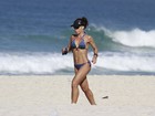 Carla Marins corre e exibe boa forma na praia da Barra da Tijuca, no Rio de Janeiro