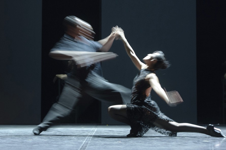 Bailarinos da companhia Sidi Larbi Cherkaoui se apresentam durante um festival de dança em Wolfsburg, Alemanha