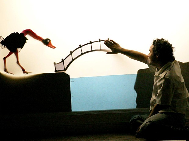 Cena de adaptação do Grupo Sobrevento para o conto A cortina da babá, de Virginia Woolf; peça pode ser vista de graça de terça a quinta (11 a 13) no teatro da Caixa Cultural, em Brasília (Foto: Marco Aurelio Olimpo/Divulgação)