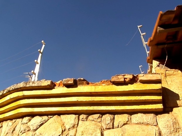 Suspeitos cortaram a cerca elétrica da casa para invadir e tentar o roubo (Foto: Hilgner Silveira/ EPTV) Mãe e filha são feitas reféns em roubo em Franca