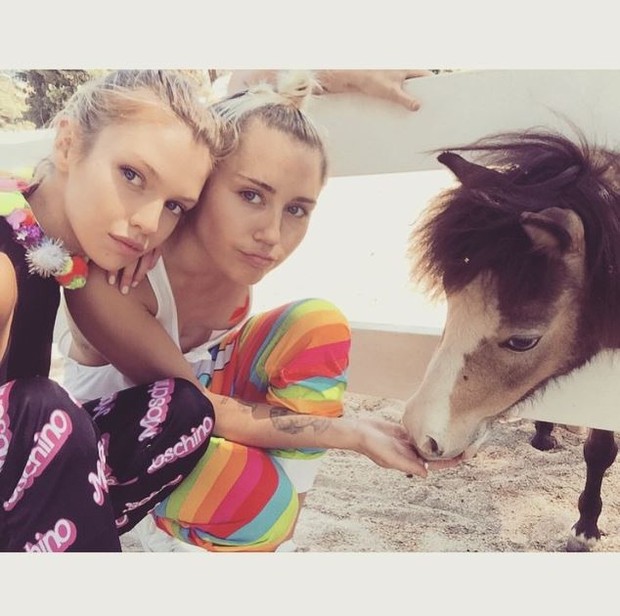 Miley Cyrus e Stella Maxwell (Foto: Instagram)