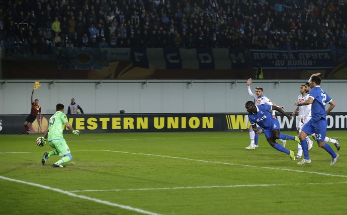 Samba tem gol anulado, Dinamo Moscou x Napoli (Foto: Agência AP)