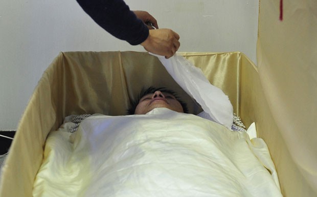 Clínica de Shenyang criou terapia em que oferece aos pacientes a experiência de 'morte' (Foto: Sheng Li/Reuters)
