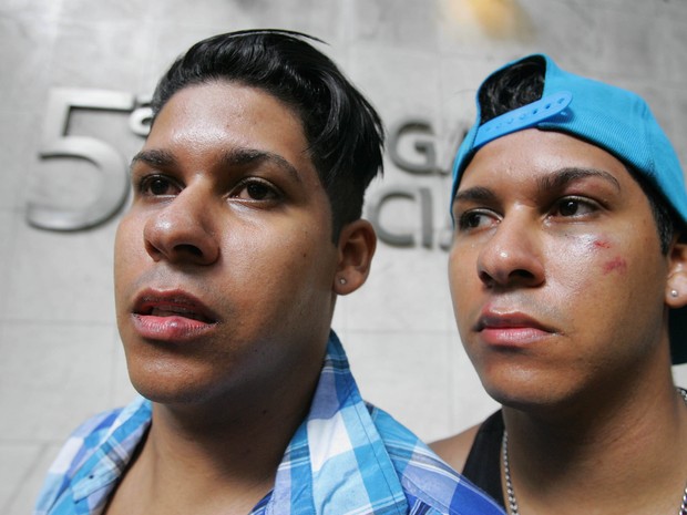 Irmãos gêmeos dizem ter sido agredidos por segurança de boate gay no Centro do Rio (Foto: Fábio Gonçalves/Agência O Dia/Estadão Conteúdo)