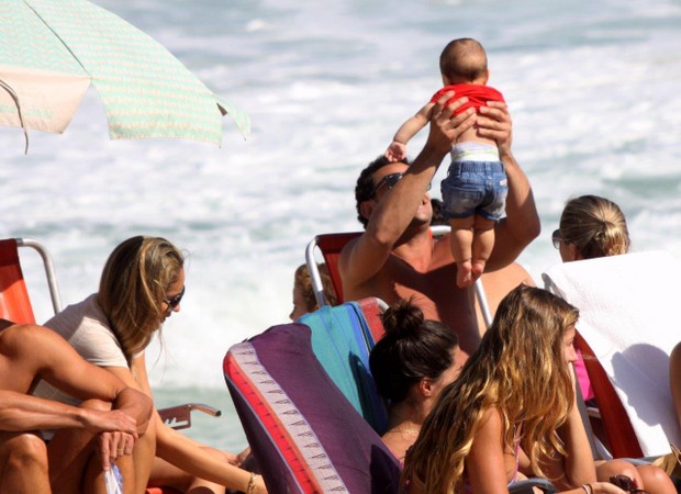 Fred namora na praia (Foto: J.Humberto/AgNews)