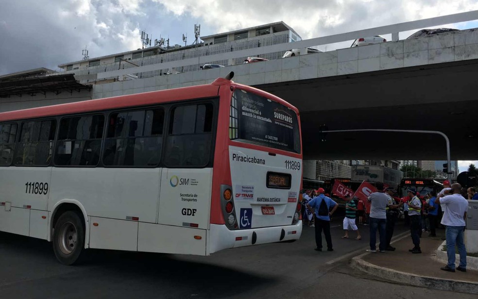 Rodoviários atravessam ônibus em via para bloquear trânsito rumo à Esplanada dos Ministérios, em Brasília (Foto: Bárbara Lins/TV Globo)