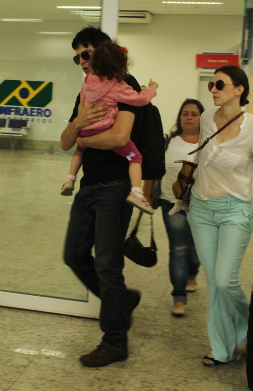 Mateus Solano com a filha e a mulher (Foto: Amandio Santos/AgNews)