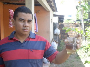 'Ligo a torneira e sai óleo, ao invés de água', diz morador do Amapá (Foto: Cassio Albuquerque/GE-AP)