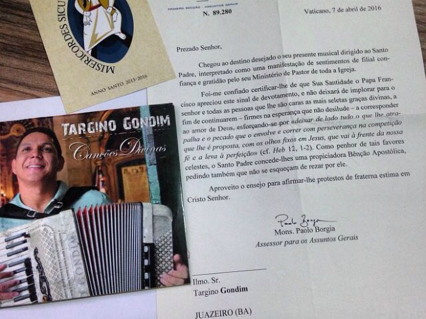 targino Gondim recebe carta do papa Francisco, o elogiando por disco de músicas católicas (Foto: Divulgação/Assessoria)