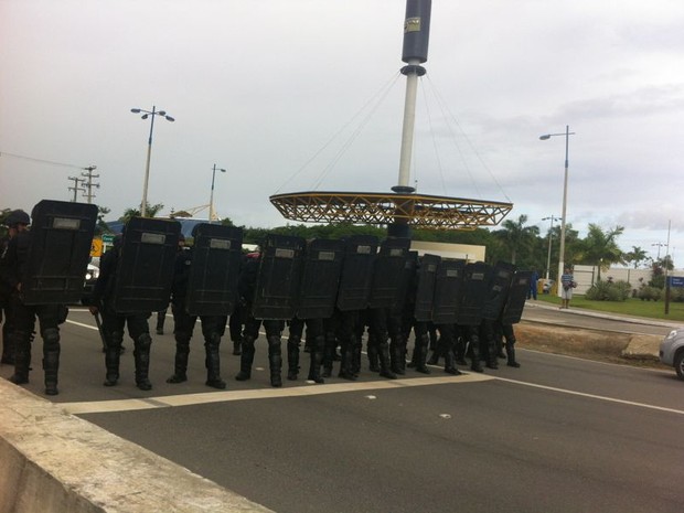 Batalhão de Operações Policias Especiais foi até a AL-101 Norte (Foto: Fabiana De Mutiis/G1)