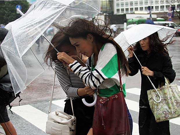 Ventos e chuva do tufão Man-yi atormentam moradores de Tóquio. (Foto: Yoshikazu Tsuno / AFP Photo)