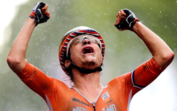 Marianne Vos comemora vitória no ciclismo (Foto: AP)