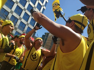 Rio de Janeiro Os minions, personagens do filme Meu Malvado Favorito, inspirou muitos foliões para o desfile do Suvaco do Cristo (Foto: Glenda Almeida/ G1)