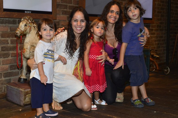 Claudia Mauro e os filhos (Foto: André Muzell / AgNews)
