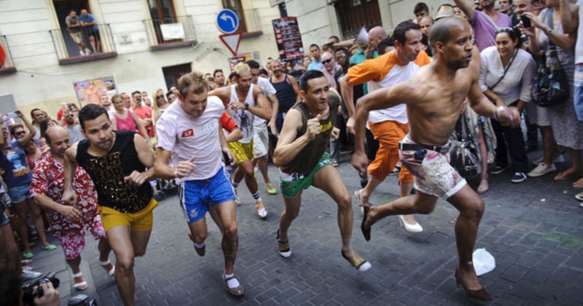 G Parada Gay na Espanha promove corrida de salto alto notícias em Fotos