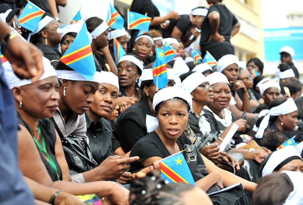 Mulheres fazem protesto pedindo paz no Congo nesta sexta-feira (23) (Foto: AFP)