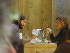 Adriana Esteves e Vladimir Brichta têm jantar romântico no Rio