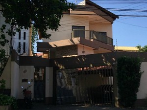 Casa do prefeito afastado Gilmar Olarte (PP), na manhã desta quinta-feira (Foto: Gabriela Pavão/ G1 MS)
