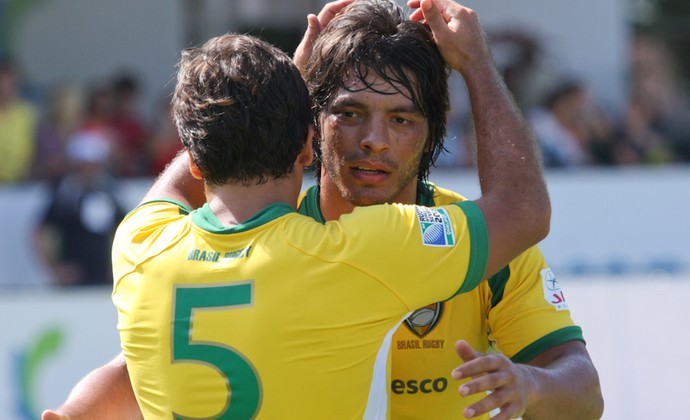 Tanque abraça irmão Moises após vitória da seleção brasileira de rúgbi Sul-Americano (Foto: João Neto/Fotojump)