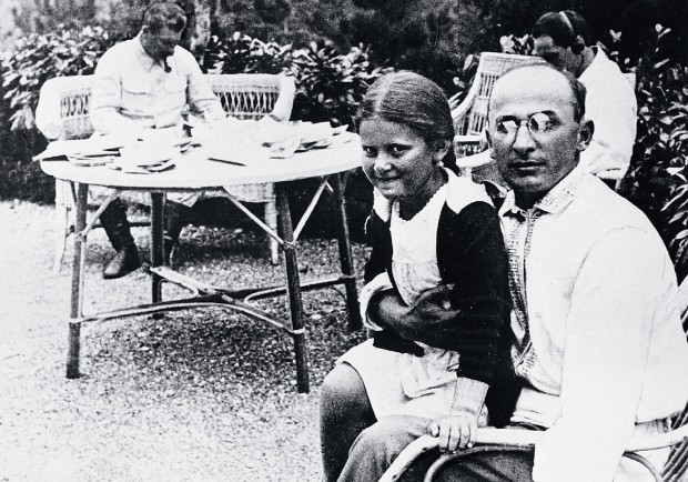 TRAIÇÃO EM FAMÍLIA Svetlana Alliluyeva, filha de Stálin, no colo do ardiloso Lavrentiy Beria, em 1936. Beria é acusado de ter cometido “assassinato por omissão” no caso de Stálin (Foto: Ria Novosti/AFP)