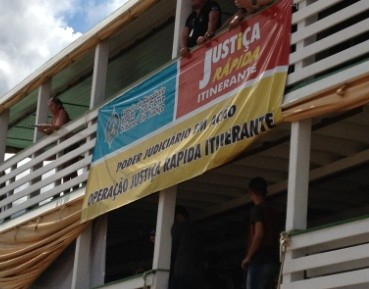 Barco da Justiça Rápida Itinerante que leva o projeto Pai Presente até as comunidades ribeirinhas. (Foto: Larissa Matarésio/G1)